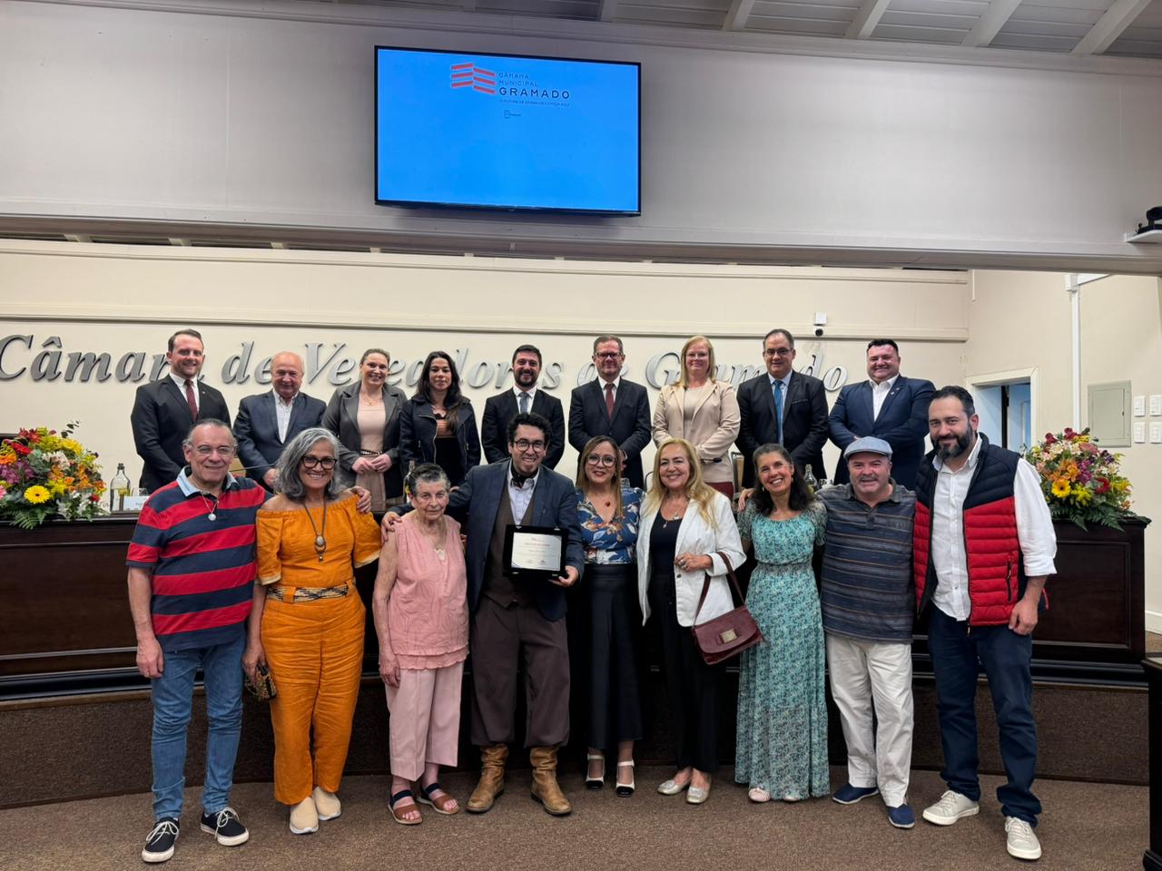 Câmara de Vereadores de Gramado homenageia Pepeu Gonçalves pelos 25 anos dedicados à cultura e tradição gaúcha