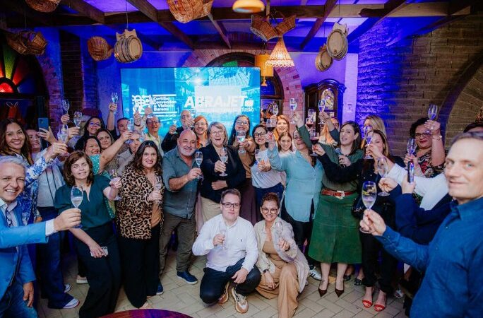 ABRAJET-PR empossa nova diretoria e reforça papel do jornalismo especializado no fortalecimento do turismo