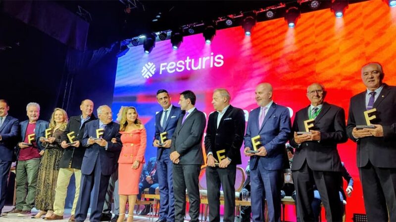 Evandro Novak recebe o Troféu Amigo do Festuris e celebra reconhecimento por sua trajetória no jornalismo de turismo