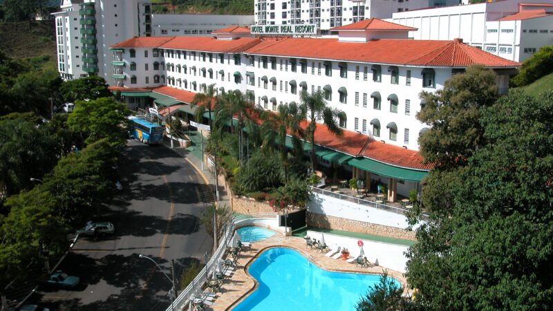 Hotel Monte Real, em Águas de Lindóia, aposta em recreação diária e pensão completa para férias de verão em família