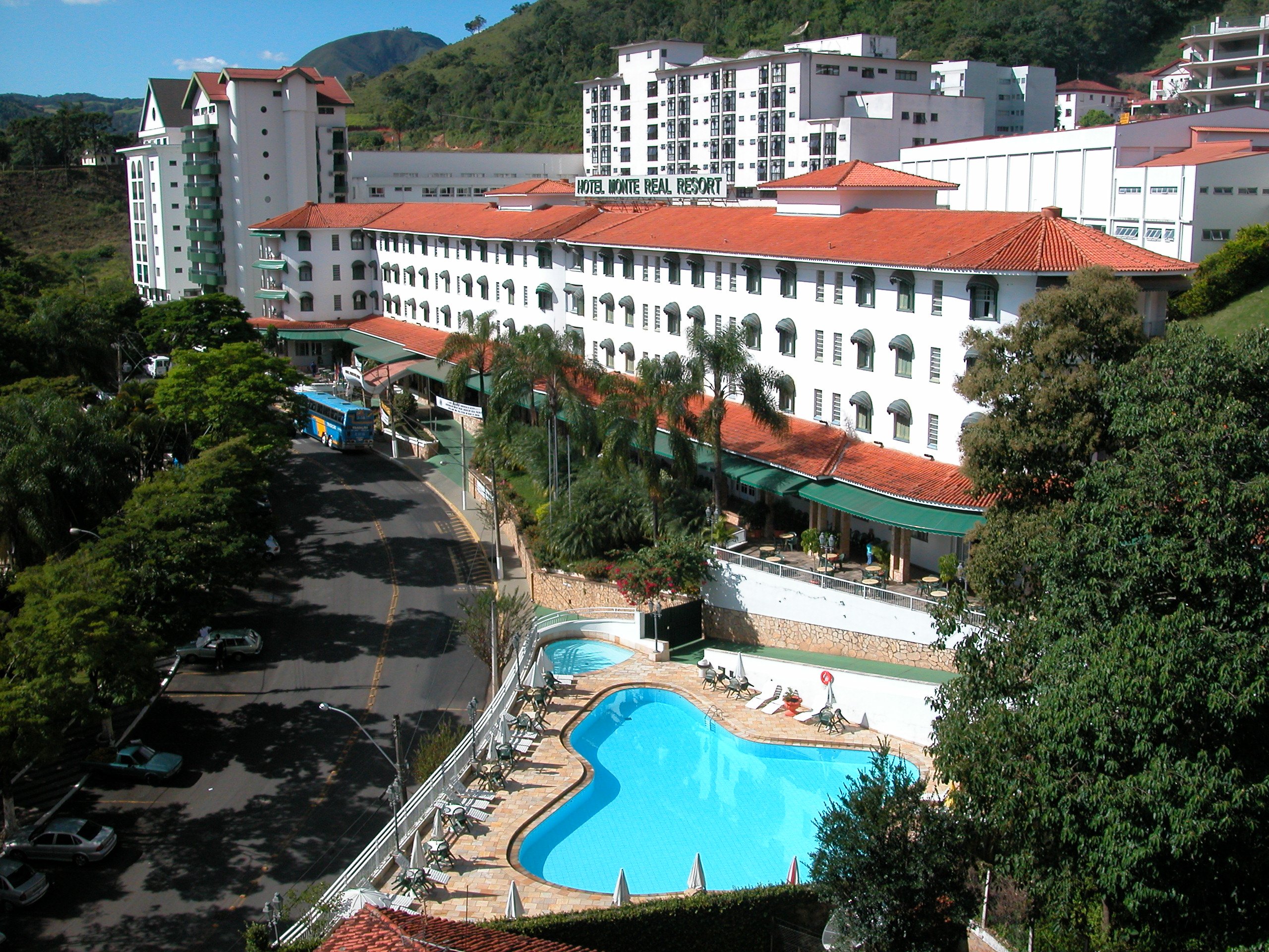 Hotel Monte Real, em Águas de Lindóia, aposta em recreação diária e pensão completa para férias de verão em família