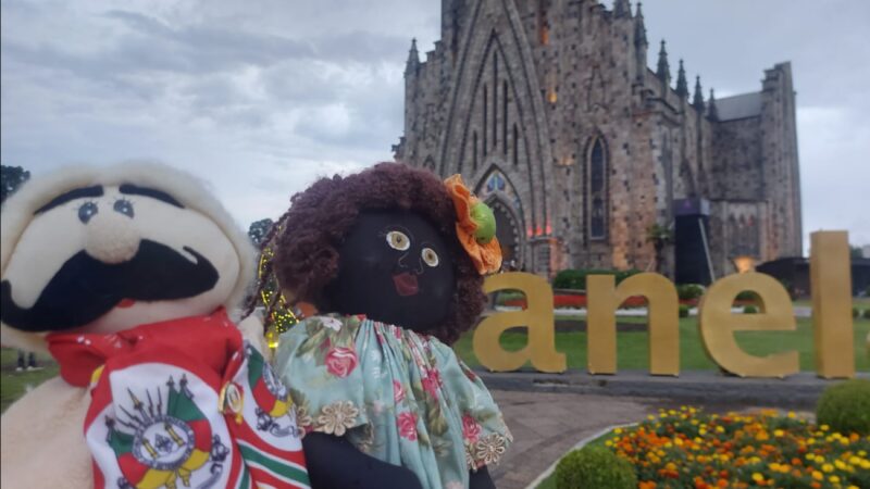 Projeto “Bonecos Contam Histórias” valoriza a memória de Canela em escolas municipais