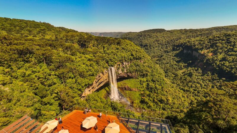 Carnaval no alto da Cascata: Sunset especial movimenta o Parque do Caracol