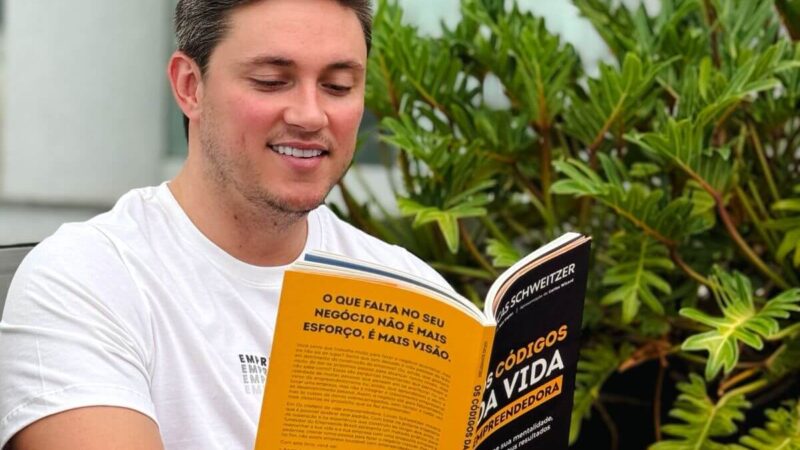 Lucas Schweitzer lançou segundo livro “Os Códigos da Vida Empreendedora”, em Florianópolis