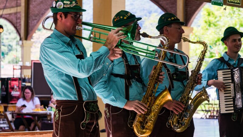 Picada Café celebra tradições germânicas com três dias de festa, shows e desfile cultural em março