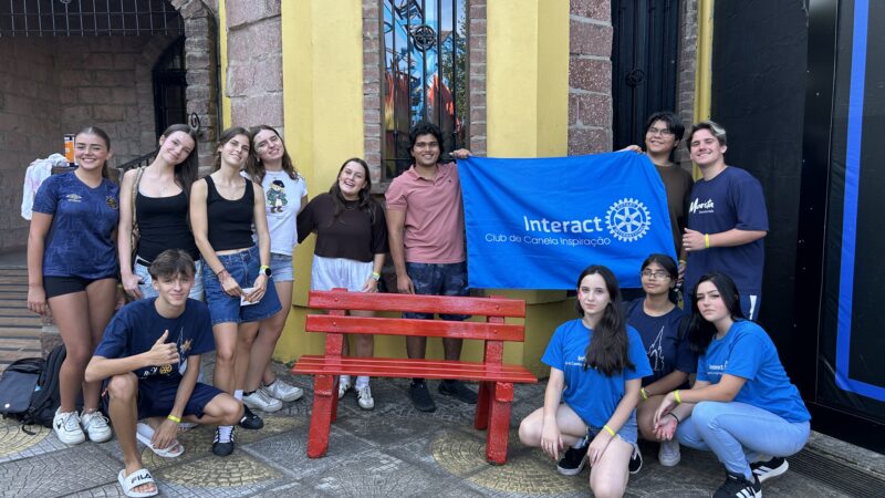 Banco Vermelho no Alpen Park reforça conscientização contra a violência à mulher