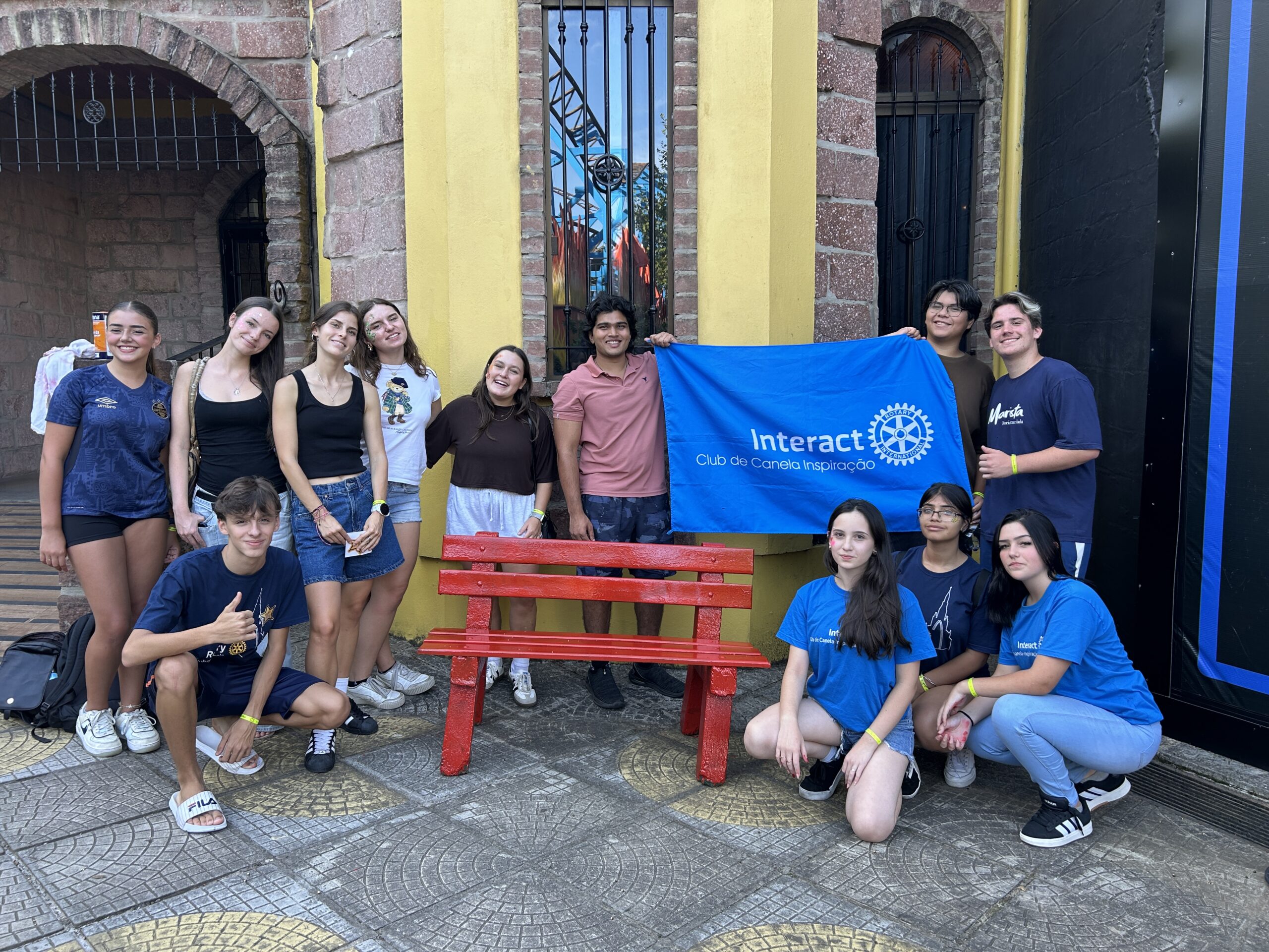 Banco Vermelho no Alpen Park reforça conscientização contra a violência à mulher