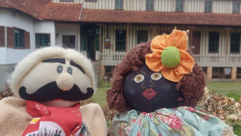 Teatro de bonecos leva a história de Canela para dentro das salas de aula